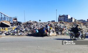 تجمع النفايات في شارع بمنطقة الكباس بدمشق - 22 تشرين الثاني 2025 (عنب بلدي/كريستينا الشماس)
