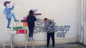 طلاب مدرسة خلخلة الابتدائية في السويداء يزينون جدران مدرستهم - 2 شباط 2025 (السويداء24/ فيسبوك)