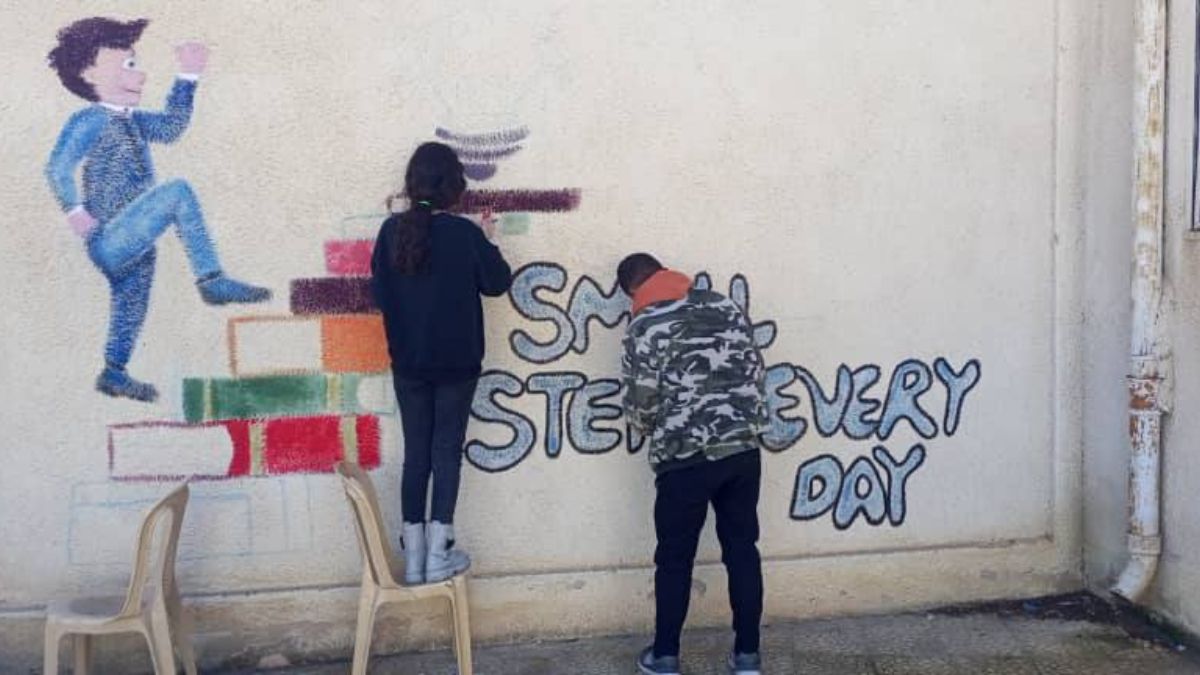 طلاب مدرسة خلخلة الابتدائية في السويداء يزينون جدران مدرستهم - 2 شباط 2025 (السويداء24/ فيسبوك)