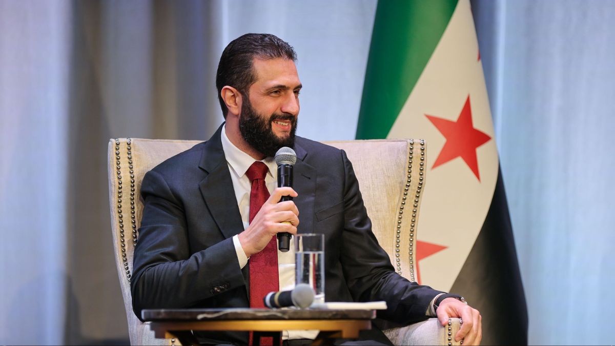 من لقاء الرئيس السوري أحمد الشرع أبناء الجالية السورية في واشنطن - 10 تشرين الثاني 2025 (رئاسة الجمهورية العربية السورية)