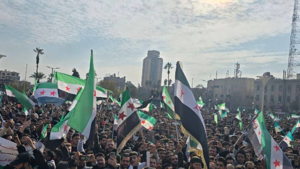 متظاهرون بحتفلون بذكرى انطلاق معركة ردع العدوان في ساحة سعد الله الجابري بمدينة حلب - 28 تشرين الثاني 2025 (محافظة حلب)