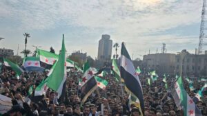متظاهرون بحتفلون بذكرى انطلاق معركة ردع العدوان في ساحة سعد الله الجابري بمدينة حلب - 28 تشرين الثاني 2025 (محافظة حلب)