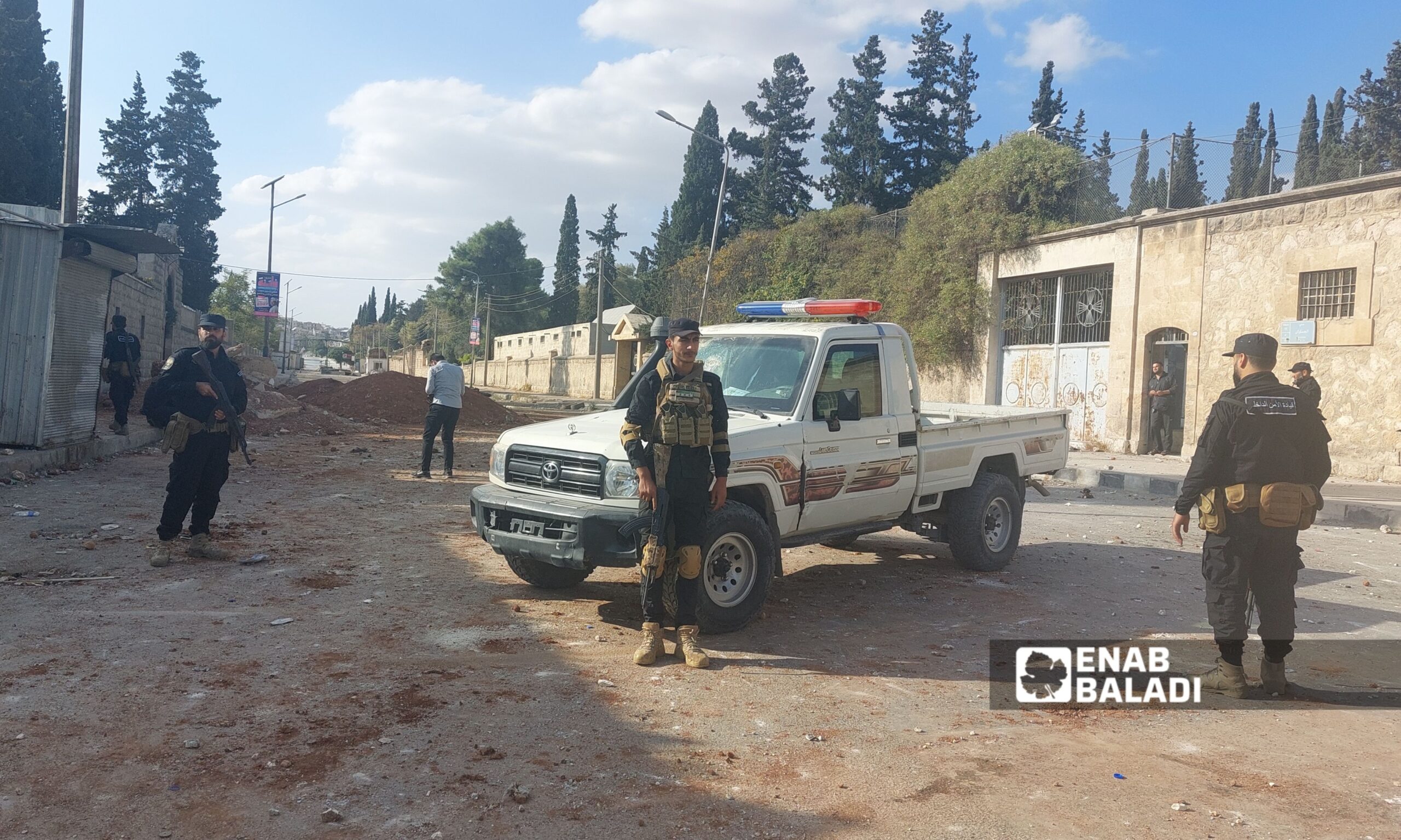 عناصر من الأمن العام التابع لوزارة الداخلية السورية على مدخل حي الشيخ مقصود بمدينة حلب - 7 تشرين الأول 2025 (عنب بلدي)