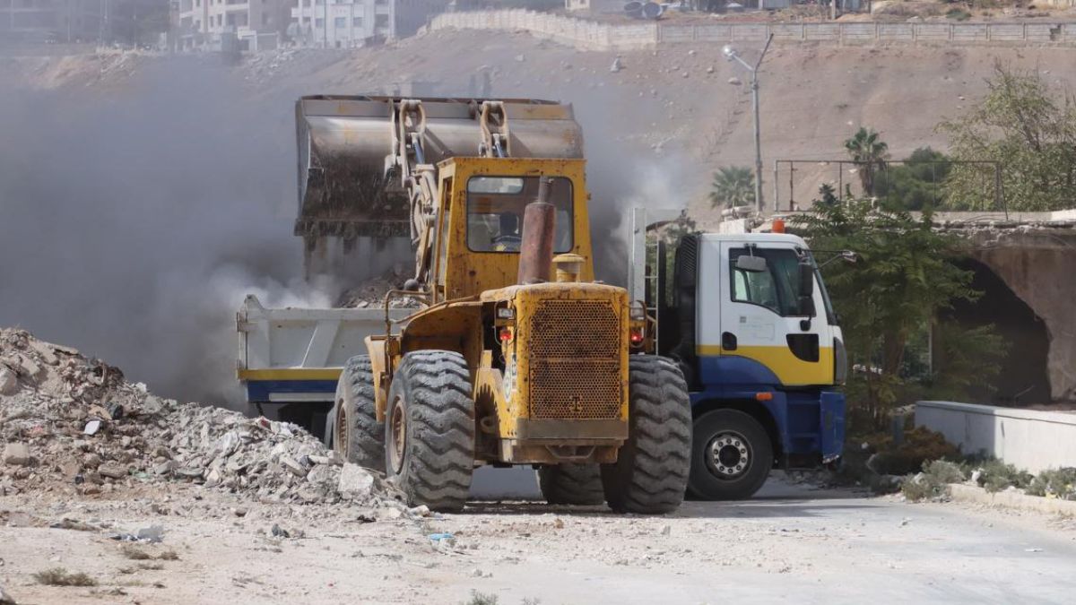 آليات تعمل على إزالة الأنقاض في أحد أحياء حلب الشرقية - 9 تشرين الأول 2025 (الدفاع المدني)