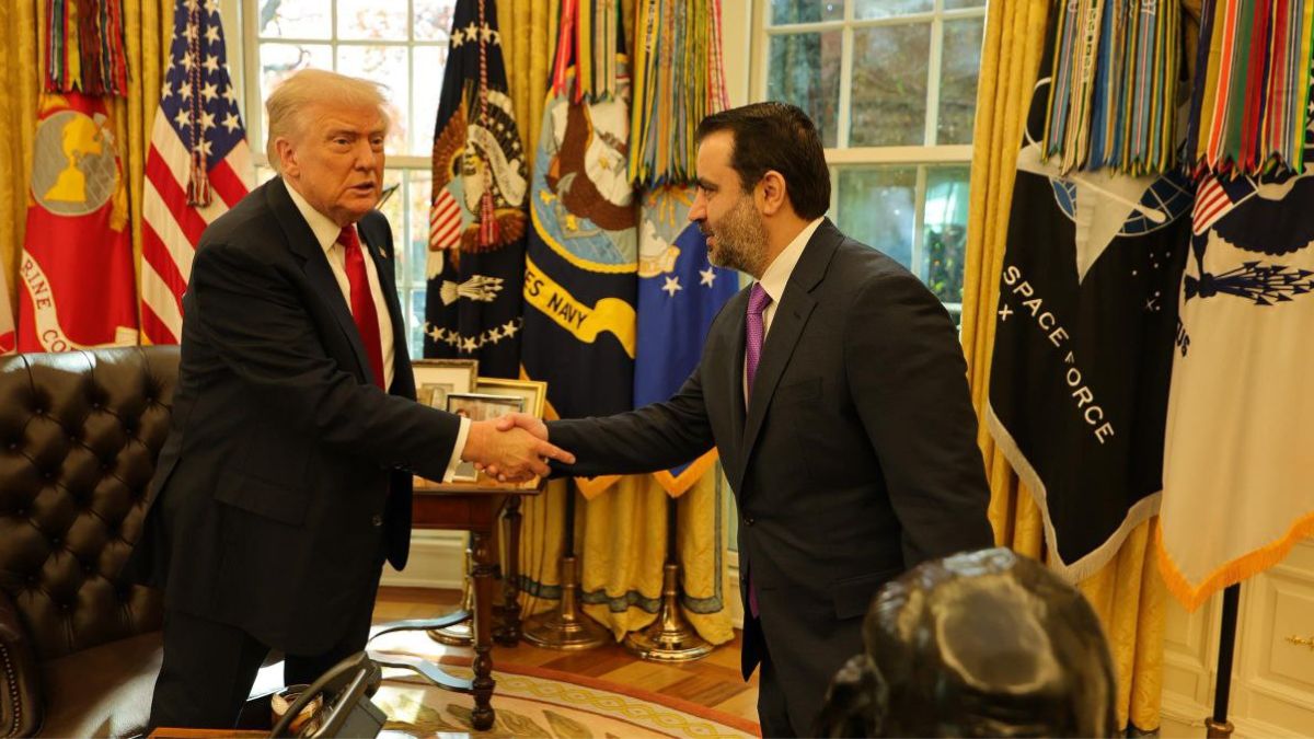 وزير الخارجية السوري أسعد الشيباني يصافح الرئيس الأمريكي دونالد ترامب خلال تواجده ضمن الوفد السوري المتواجد لزيارة واشنطن برئاسة الرئيس أحمد الشرع - 10 تشرين الثاني 2025 (وزارة الخارجية)