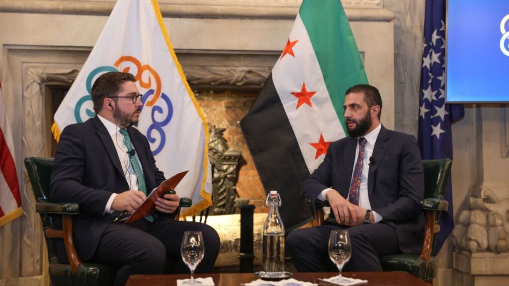 الرئيس السوري أحمد الشرع يجري حوارًا مع الباحث تشارلز ليستر مدير برنامج سوريا في معهد الشرق الأوسط - 23 أيلول 2025 (وزارة الخارجية السورية)