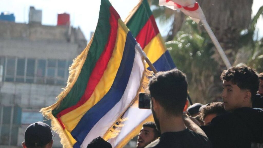 متظاهرون يحملون أعلام الطائفة الدرزية في ساحة الكرامة في مدينة السويداء - 26 تشرين الثاني 2025 (السويداء 24)