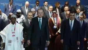 الرئيس التركي رجب طيب أردوغان خلال مشاركته في قمة الكومسيك في اسطنبول - 3 تشرين الثاني 2025 (الأناضول)