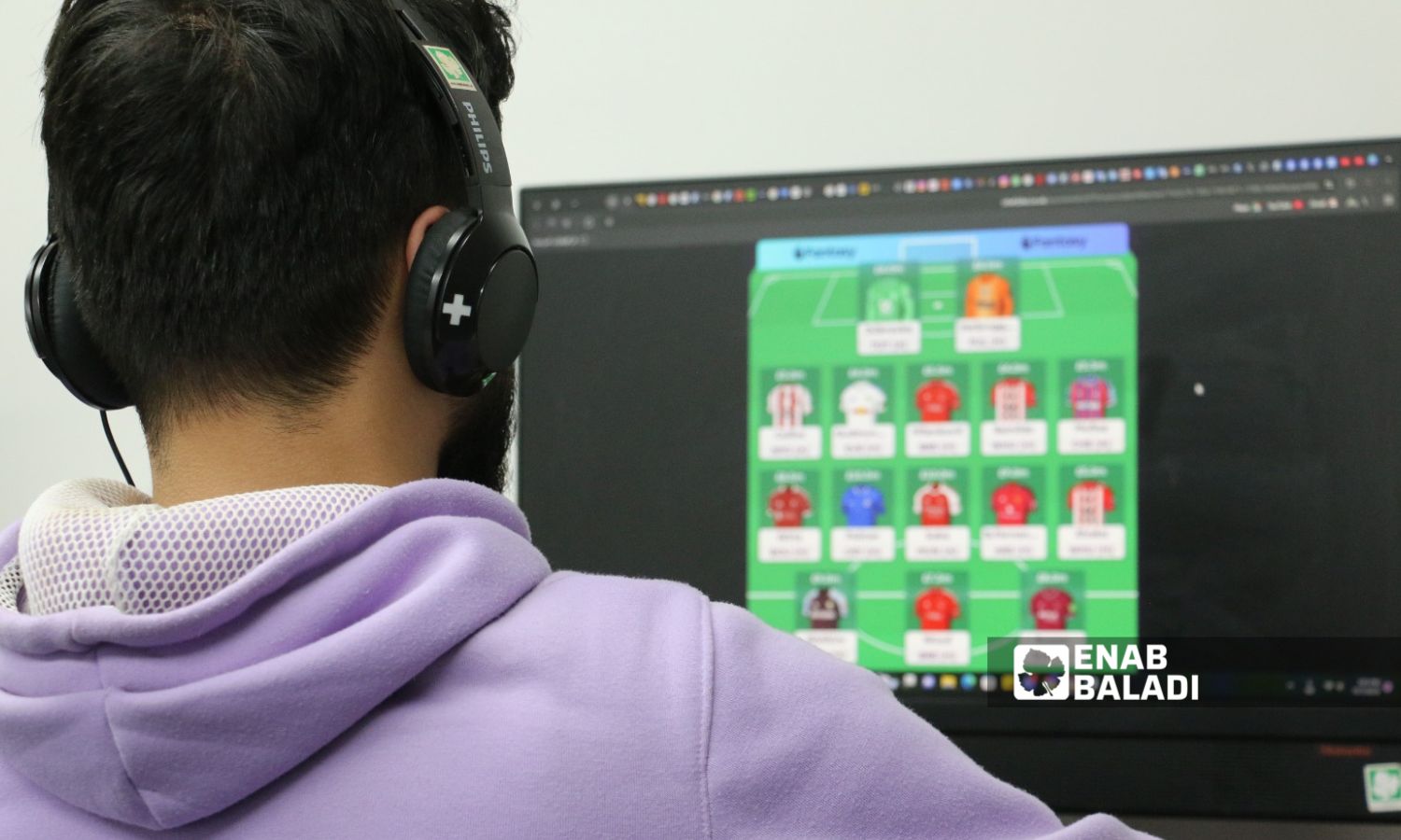 شاب يختار تشكيلته بلعبة الفانتازي -7 تشرين الثاني 2025 (عنب بلدي)