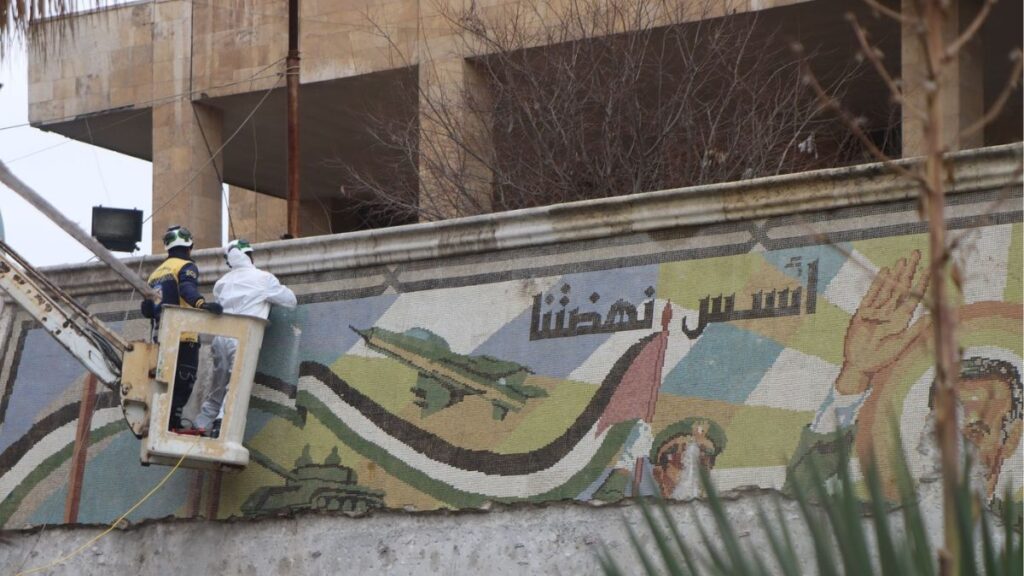 الدفاع المدني السوري يقوم بإزالة رموز النظام السابق في حلب - 6 كانون الثاني 2025 (الدفاع المدني السوري)