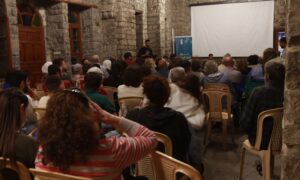 قاعة دير الآباء اليسوعيين في حمص أثناء عرض فيلم ميل يا غزيل - 28 تشرين الأول 2025 (عنب بلدي/ محمد كاخي)
