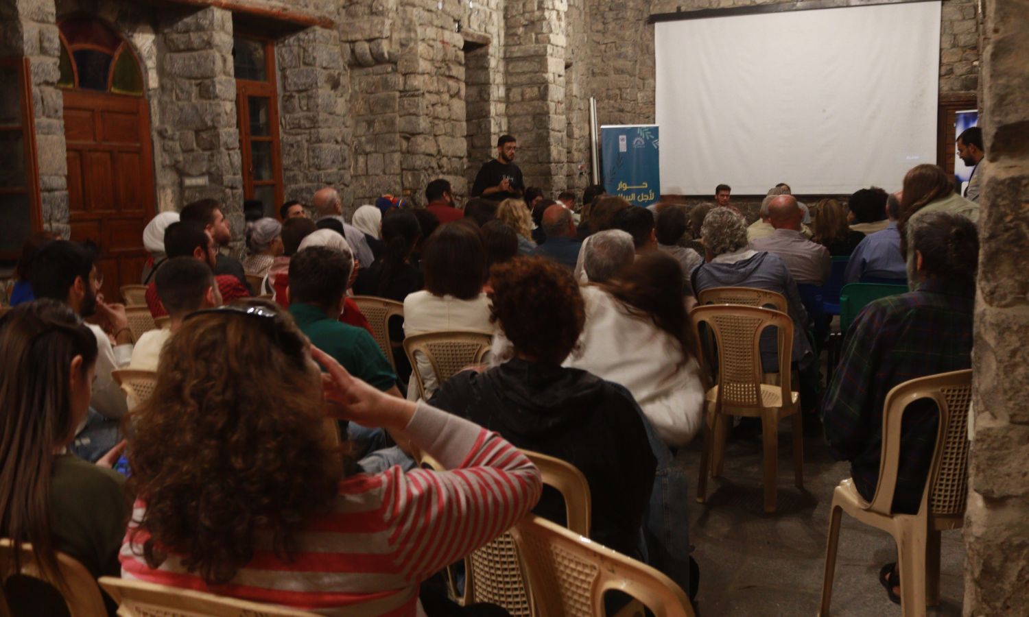 قاعة دير الآباء اليسوعيين في حمص أثناء عرض فيلم ميل يا غزيل - 28 تشرين الأول 2025 (عنب بلدي/ محمد كاخي)