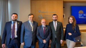 حاكم مصرف سوريا المركزي عبد القادر الحصرية ووزير الاقتصاد والصناعة السوري نضال الشعار يشاركان في جلسة حوارية نظمها مركز "Atlantic Council" حول واقع الاقتصاد السوري.