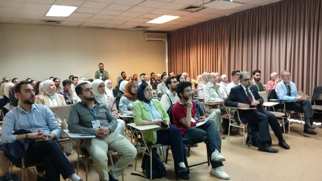طلاب كلية الطب في جامعة دمشق في المؤتمر الطبي الأوروبي الأول - 26 تشرين الاول 2025 (كلية الطب البشري في جامعة دمشق/فيسبوك)