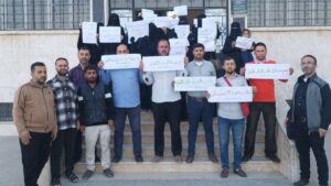 معلمون ومعلمات ينظمون وقفة احتجاجية أمام إحدى مدارس ريف حلب الشمالي - 2 تشرين الثاني 2025 (نقابة المعلمين السوريين الأحرار - فيسبوك)