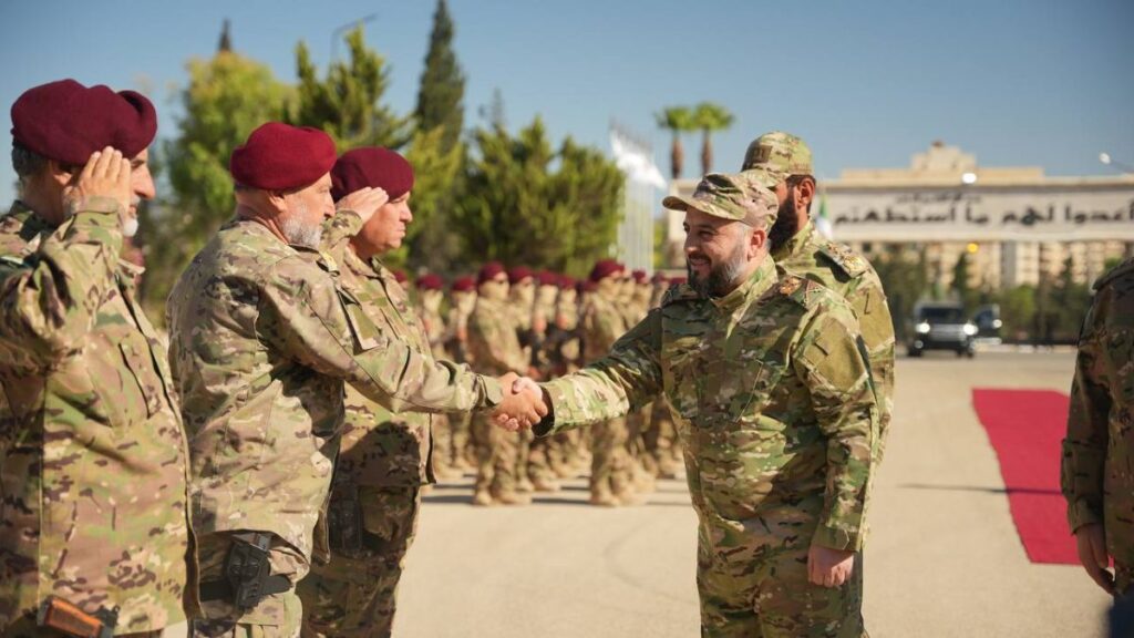 وزير الدفاع السوري مرهف أبو قصرة يصافح ضباطًا في الفرقة 76 ضمن الجيش السوري - 1 تموز 2025 (وزارة الدفاع)