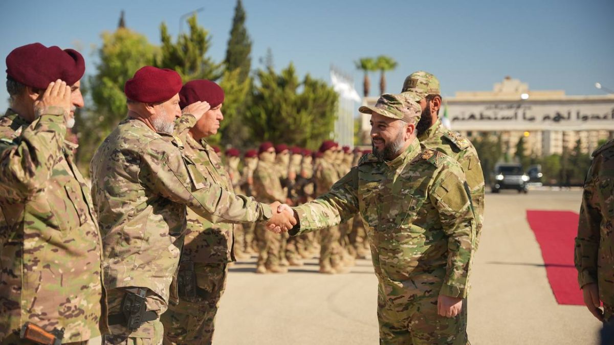 وزير الدفاع السوري مرهف أبو قصرة يصافح ضباطًا في الفرقة 76 ضمن الجيش السوري - 1 تموز 2025 (وزارة الدفاع)