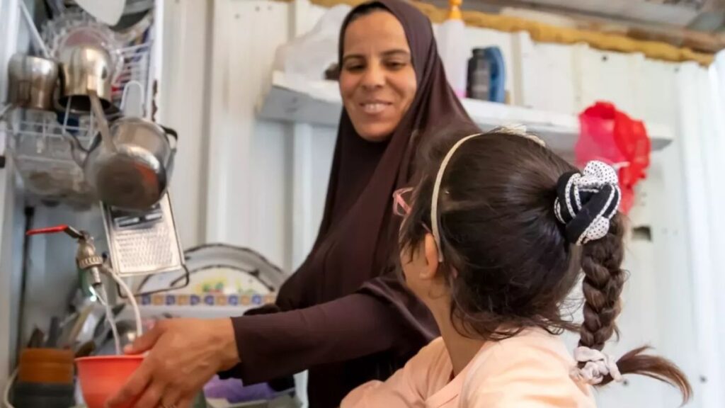 لاجئة سورية وابنتها في مخيم الأزرق للاجئين السوريين في الأردن - 11 تموز 2025 ( يونيسيف)