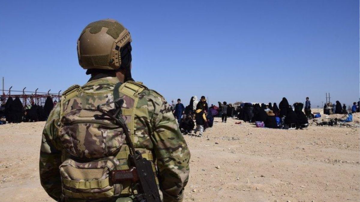 عنصر من "قوات سوريا الديمقراطية" في مخيم "الهول" ـ 12 أيلول 2025 (وكالة هاوار)