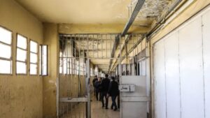 البحث عن معتقلين ومعتقلات داخل سجن صيدنايا بعد سقوط نظام الأسد، 9 كانون الأول 2024 (BBC)