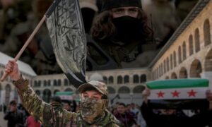 مقاتل أجنبي يرفع راية التوحيد في المسجد الأموي بعد سقوط النظام السوري السابق - 11 كانون الأول AP( 2025 / تعديل عنب بلدي)