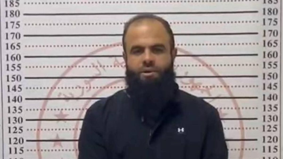 صورة لعنصر وزارة الدفاع الذي اعتدى على شرطي المرور بدمشق بعد إلقاء القبض عليه من قبل الشرطة العسكرية - 5 تشرين الثاني 2025 (الإخبارية/ فيسبوك)