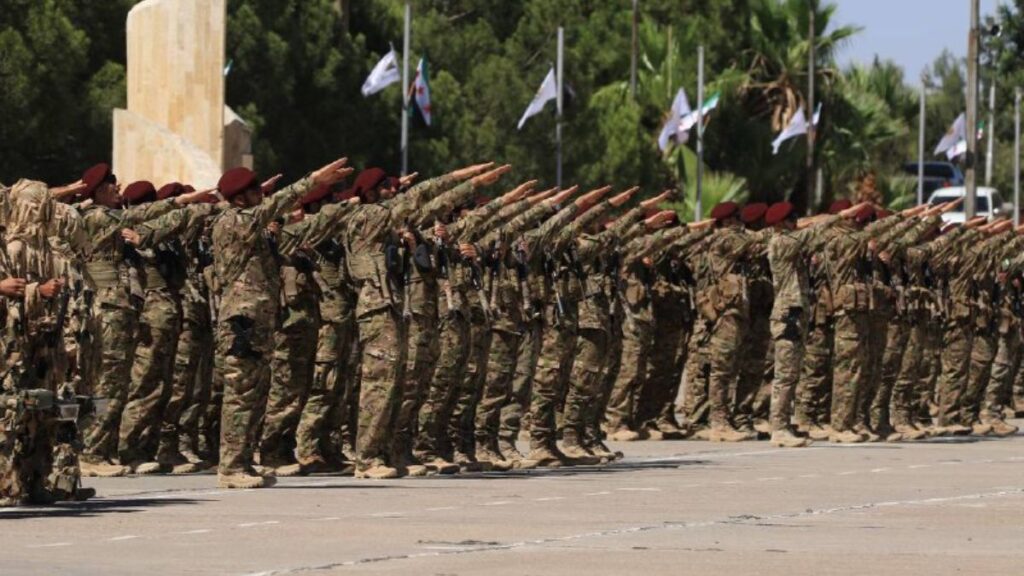 خريجون من الفرقة 76 في الجيش السوري يؤدون القسم - 1 تموز 2025 (وزارة الدفاع)