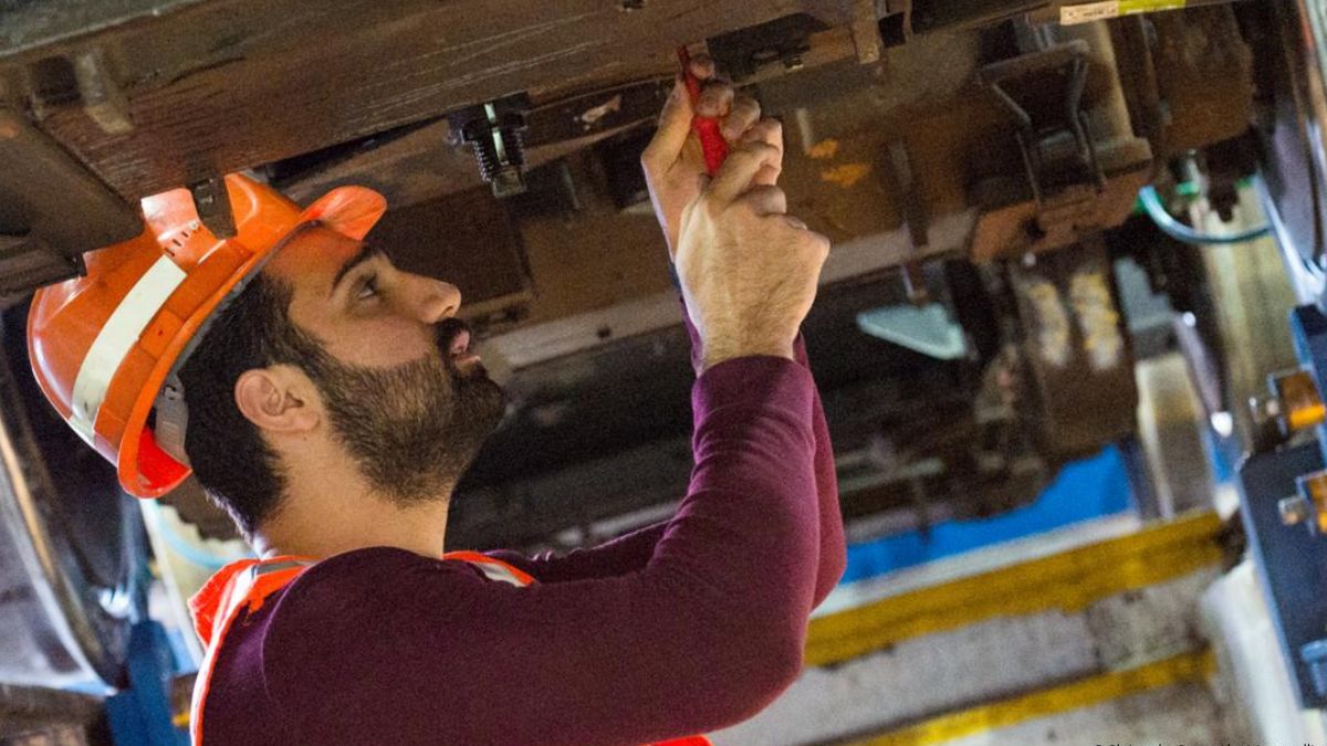 مهمون للنقل والخدمات اللوجستية: لاجئ سوري يعمل في قطار بمدينة هامبورغ (Christophe Gateau/dpa/picture alliance)