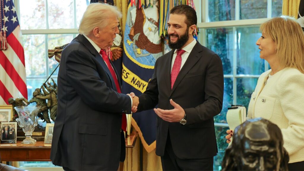 الرئيس الأمريكي دونالد ترامب يصافح نظيره السوري أحمد الشرع خلال زيارة الأخير لواشنطن - 10 تشرين الثاني 2025 (الرئاسة السورية - إكس)