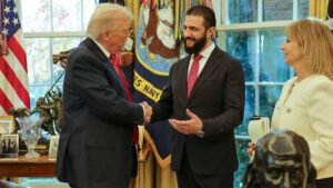 الرئيس الأمريكي دونالد ترامب يصافح نظيره السوري أحمد الشرع خلال زيارة الأخير لواشنطن - 10 تشرين الثاني 2025 (الرئاسة السورية - إكس)