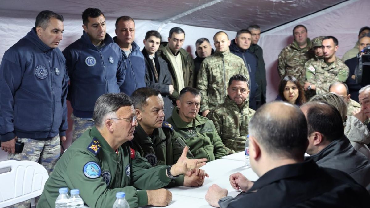 وفد من وزارة الدفاع التركية يلتقي مع نظيره الجورجي لمتابعة التحقيقات في سقوط طائرة تركية - 12 تشرين الثاني 2025 (وزارة الدفاع التركية)