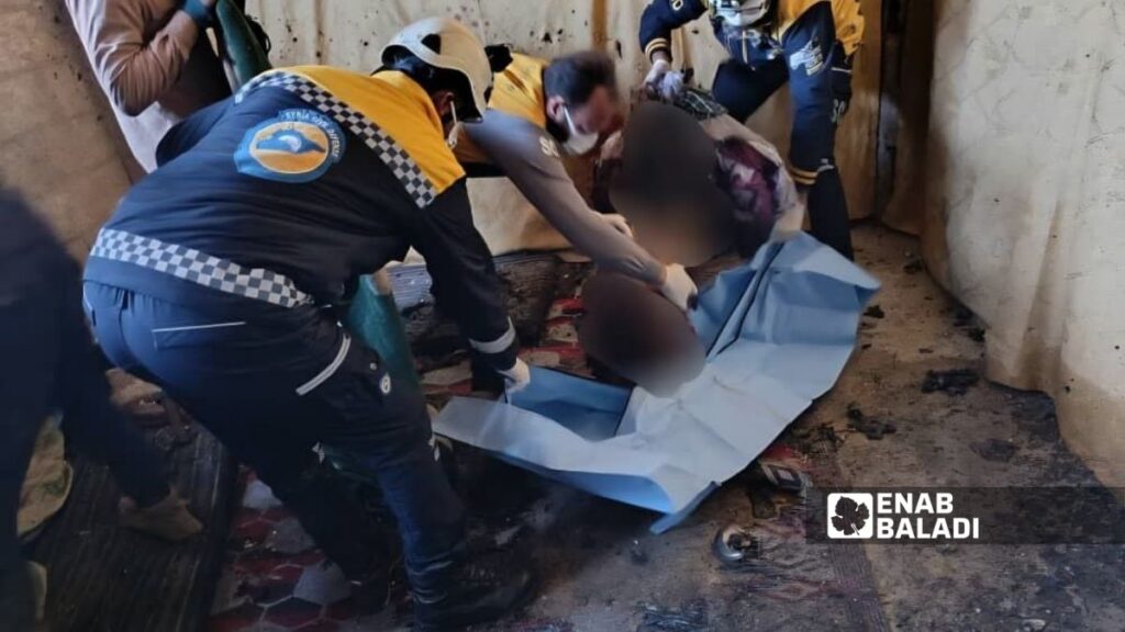 عناصر الدفاع المدني السوري ينتشلون جثة طفل إثر انفجار مدفأة حطب في ريف دمشق - 29 كانون الأول 2025 (الدفاع المدني السوري)