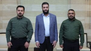 محمد الجاسم (أبو عمشة) وسيف بولاد (أبو بكر) خلال لقاء مع الرئيس السوري في المرحلة الانتقالية أحمد الشرع - 16 كانون الأول 2024 (محمد الجاسم/إكس)
