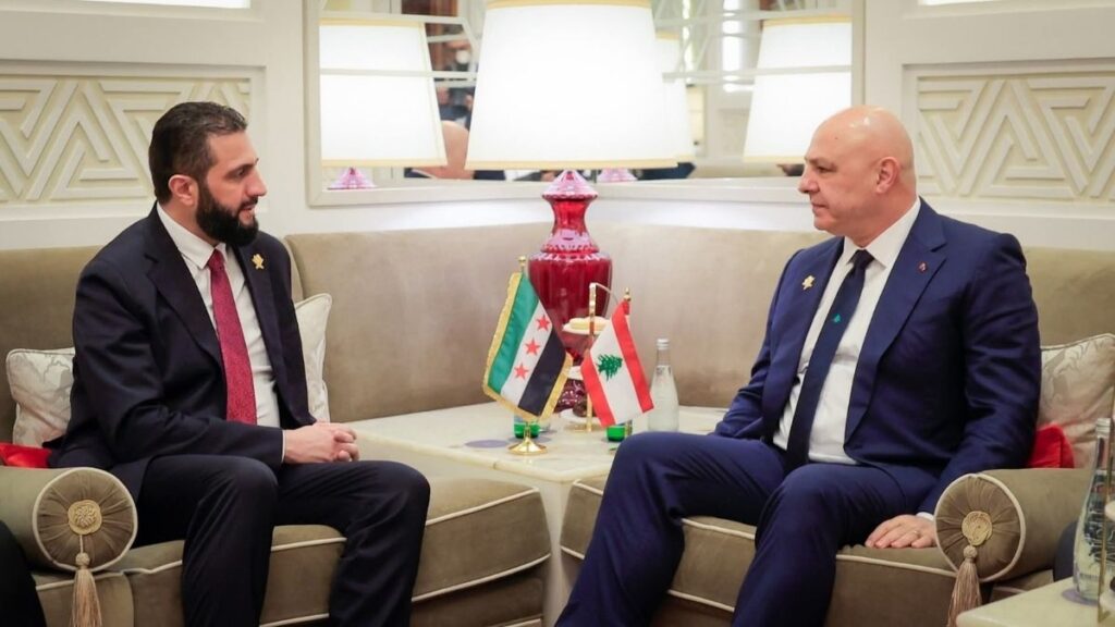 الرئيس السوري أحمد الشرع يلتقي الرئيس اللبناني جوزيف عون على هامش القمة العربية الإسلامية الطارئة المنعقدة في الدوحة - 15 أيلول 2025 (رئاسة الجمهورية العربية السورية)