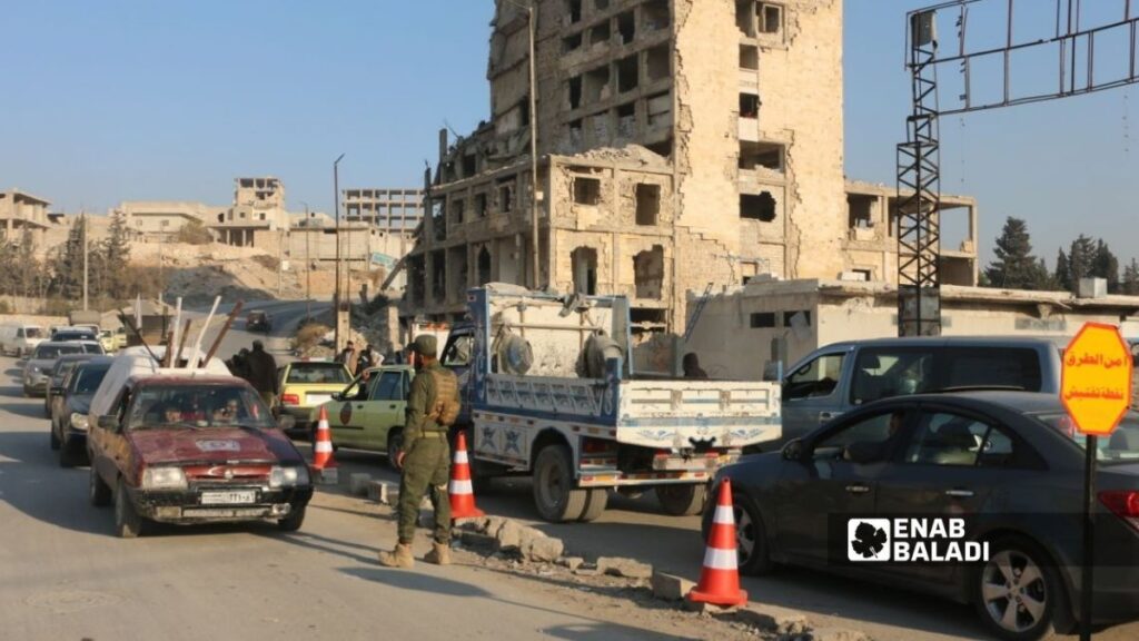 فتح الطريق على حاجز الشحان بمدينة حلب لدخول المواد الغذائية - 25 كانون الأول 2025 (عنب بلدي/محمد مصطو)