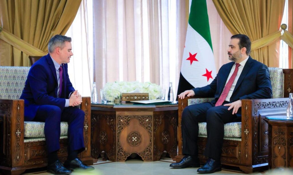 وزير الخارجية السوري أسعد الشيباني يلتقي السفير الكندي في سوريا غريغوري غاليغان - 22 تشرين الأول 2025 (الخارجية السورية)