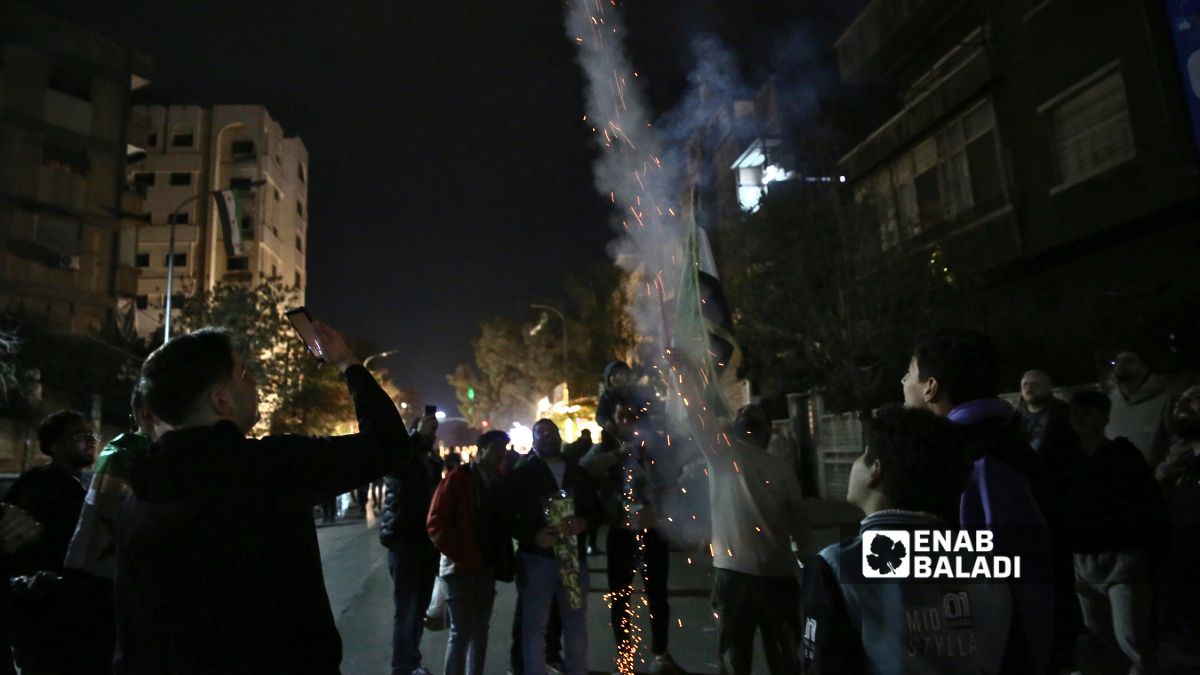 شبان يطلقون الالعاب نارية في احتفالية ليلية  بمناسبة ذكرى التحرير في دمشق – 8 كانون الأول 2025 (عنب بلدي/ نور حمزة)