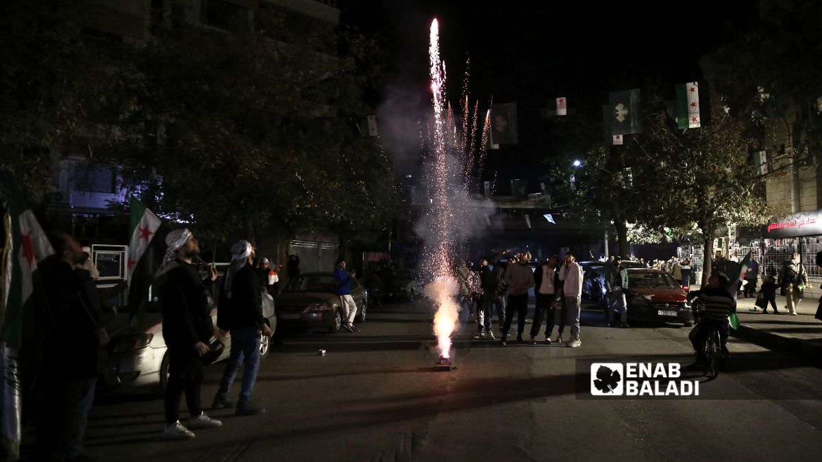 أجواء احتفالية ليلية في دمشق مع إطلاق الألعاب النارية بمناسبة ذكرى التحرير – 8 كانون الأول 2025 (عنب بلدي/ نور حمزة)