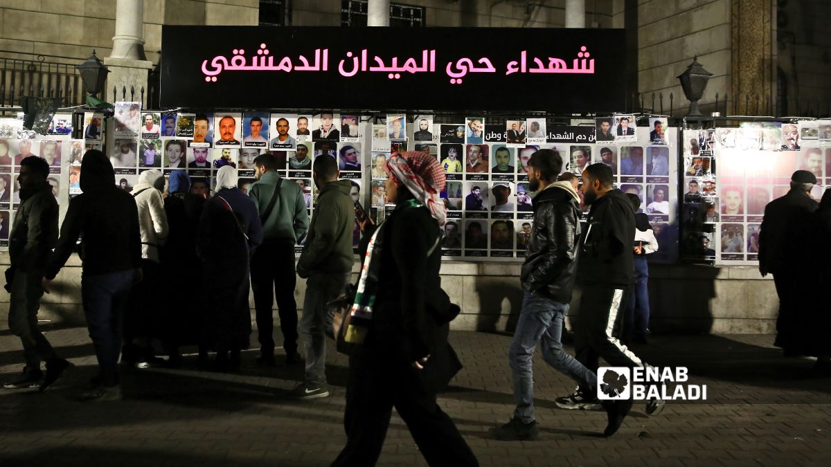 صور شهداء حي الميدان على جدار جامع الحسن في دمشق، ضمن فعاليات الذكرى السنوية الأولى لسقوط النظام – 8 كانون الأول 2025 (عنب بلدي/ نور حمزة)