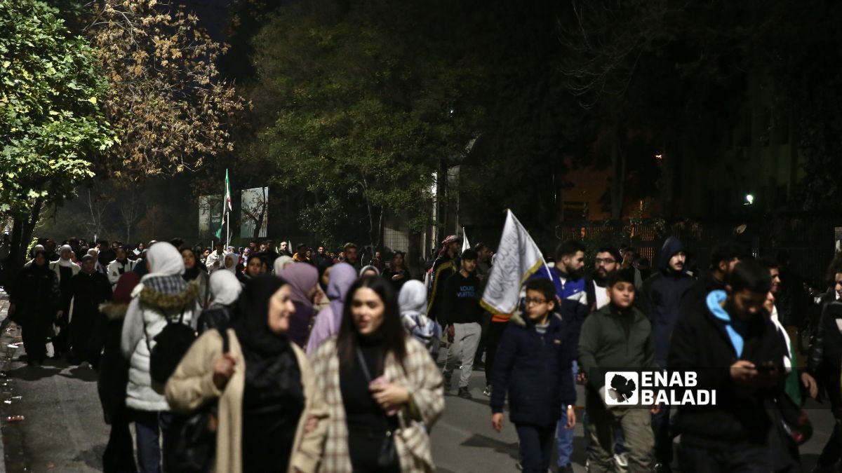 أجواء تجمعات ليلية في شوارع دمشق خلال إحياء ذكرى سقوط نظام الأسد – 8 كانون الأول 2025 (عنب بلدي/نور حمزة)