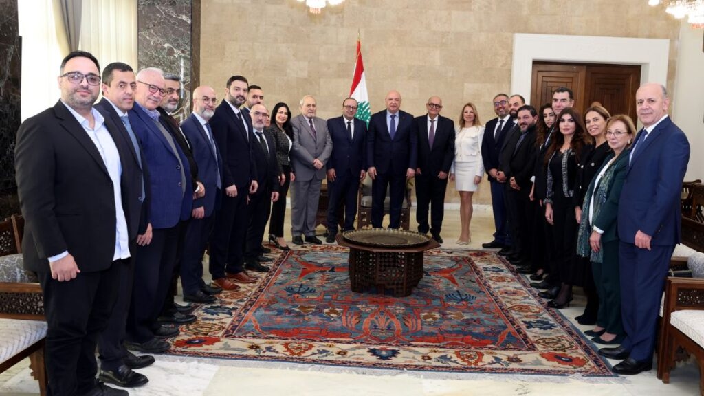 الرئيس اللبناني يستقبل أعضاء جمعية "إعلاميون من أجل الحرية" في بيروت - 12 كانون الأول 2025(الوكالة الوطنية للإعلام)