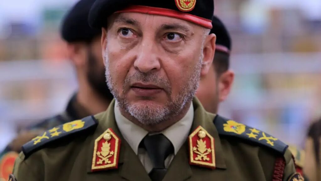 تحطم الطائرة أسفر عن مقتل رئيس الأركان الليبي الفريق أول ركن محمد الحداد وأربعة من مرافقيه وثلاثة من أفراد الطاقم (Yousef Murad/AP Photo/picture alliance)