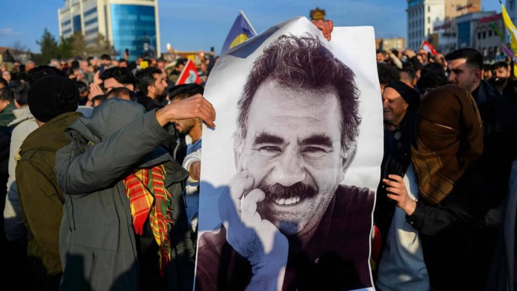 متظاهرون في مدينة ديار بكر جنوب شرقي تركيا يرفعون صورة الزعيم الكردي عبد الله أوجلان - 27 شباط 2025(أ.ف.ب)