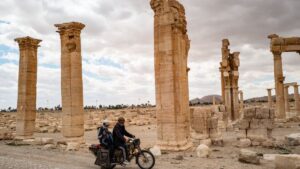 مواطن ينتقل بدراجته النارية قرب آثار تدمر - 13كانون الأول 2025 (واشنطن بوست/سلوان جورج)