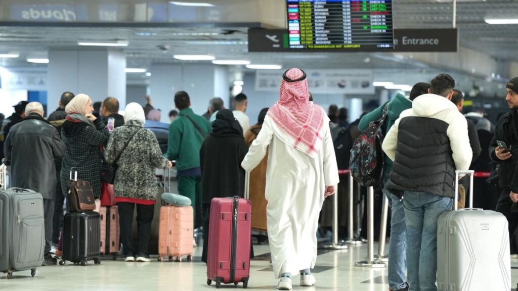 مسافرون ينتظرون مواعيد رحلاتهم في مطار دمشق الدولي - 11 كانون الأول 2025 (هيئة الطيران المدني/ فيسبوك)