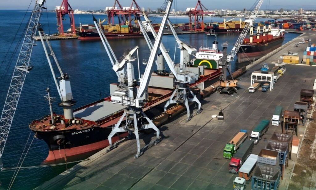 باخرة أوكرانية محملة بالقمح في مرفأ اللاذقية - 2 تشرين الثاني 2025 (هيئة المنافذ البرية والبحرية/فيسبوك)