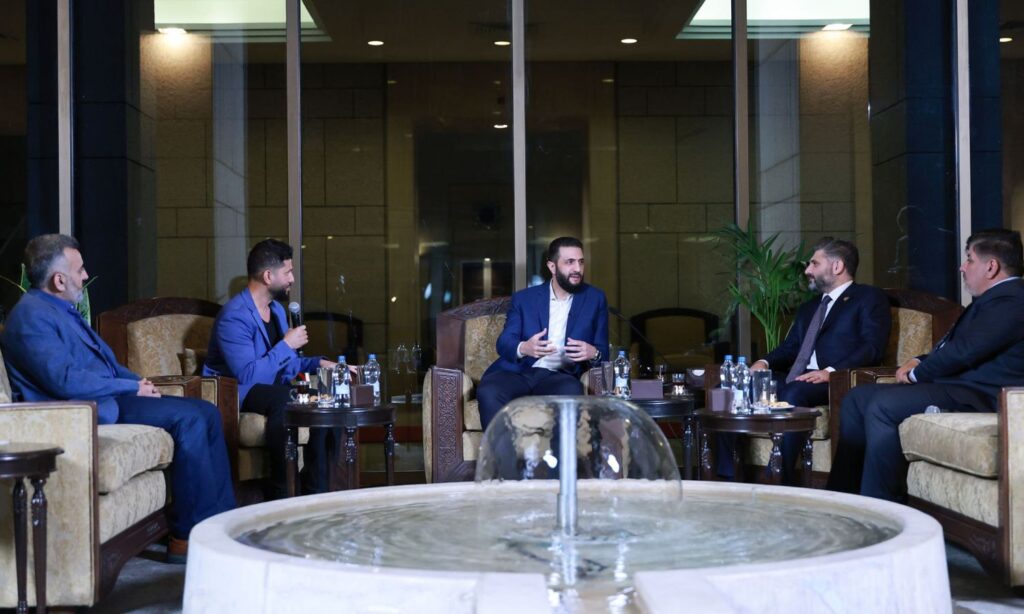 الرئيس السوري في المرحلة الانتقالية أحمد الشرع يجتمع مع عدد من الشعراء لنقاش النشيد الوطني الجديد لسوريا - 19 تشرين الأول 2025 (رئاسة الجمهورية العربية السورية)