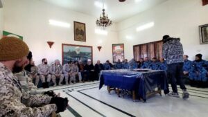 قيادات من الحرس الوطني تزور الرئيس الروحي للطائفة الدرزية في السويداء حكمت الهجري - 17 كانون الأول 2025 (السويداء برس/فيسبوك)

