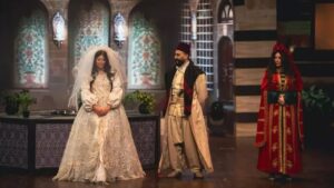مشهد من مسرحية عرس مطنطن يظهر الفنانين قصي خولي ونور علي ونادين تحسين بيك - 22 كانون الأول 2025 (فوشيا)
