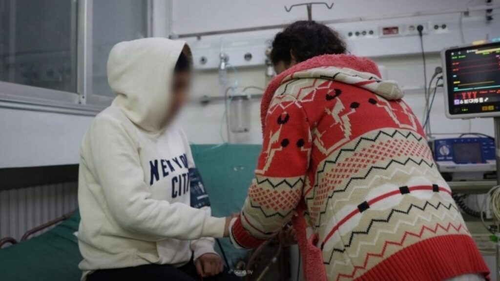 تقديم خدمات صحية للناجيين من عبور النهر الكبير في الحدود السورية اللبنانية - 28 كانون الأول 2025 (سانا)